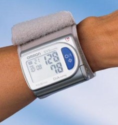 Тонометр автоматический Omron на запястье R5-I